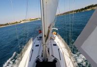 barcha a vela prua della barca a vela albero genova vele ponte skipper timone ruota yacht a vela